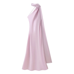 Elegante abito lungo in raso lavanda con scollo all'americana e mantella fluida sulla spalla