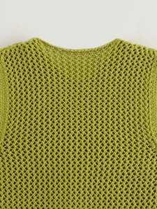 Primer plano del chaleco de punto verde aguacate con textura de malla geométrica