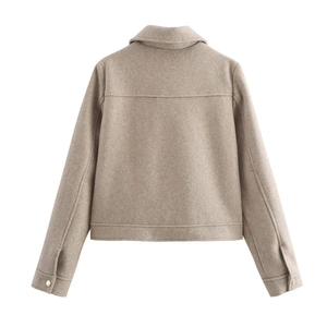 Vue arrière d'une veste courte en laine marron clair avec col à revers et boutons en métal