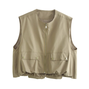 Dettaglio del gilet cargo kaki con zip frontale e tasche con patta simmetriche