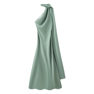 Abito lungo in raso verde menta con scollo all'americana drappeggiato e schiena scoperta