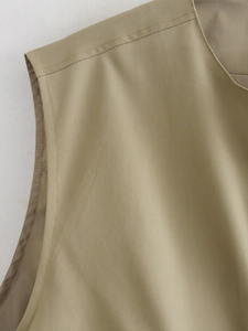 Dettaglio del gilet in cotone kaki con cuciture doppie rinforzate e trama in twill