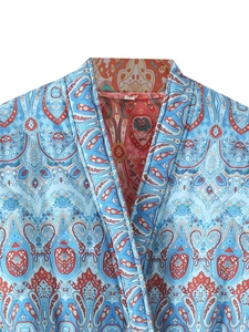 Détail du motif paisley matelassé et de l'encolure en V avec l'étiquette de taille S