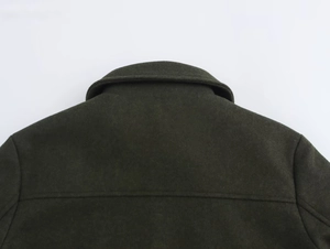 Gros plan du col de veste en laine vert olive montrant les coutures et la texture