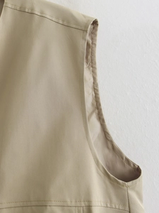 Dettaglio della cucitura del giromanica del gilet kaki con fodera e tessuto in twill