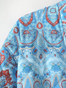 Détail de l'imprimé paisley et du matelassage en losanges sur la veste d'hiver femme