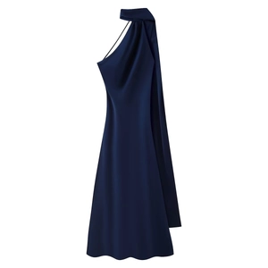 Abito lungo in raso blu navy monospalla con finitura lucida effetto seta e drappeggi
