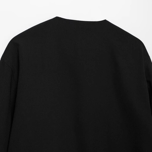 Veste de mode noire pour femme avec col rond lisse et texture en maille au style minimaliste