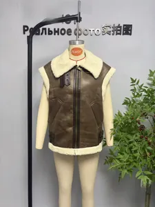 Détail d'un gilet vintage en similicuir marron avec doublure épaisse en laine d'agneau crème