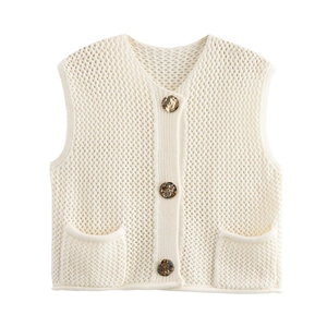 Chaleco de punto grueso crema para mujer con cuello en V, botones y bolsillos de parche