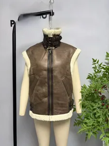 Détail d'un gilet en similicuir marron avec col en fourrure beige et boucle décorative