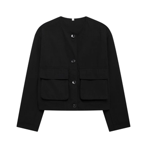 Veste noire sans col pour femme avec boutonnage simple et deux poches à rabat sur la poitrine