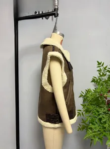 Détail du gilet en daim marron avec doublure sherpa blanche et boucles de réglage latérales