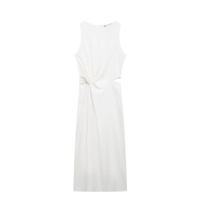 Détail de robe midi blanche avec taille torsadée et découpes latérales élégantes