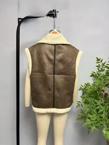Vue détaillée du dos d'un gilet en similicuir marron avec bordure en polaire de mouton