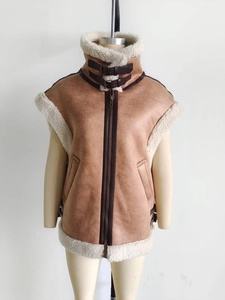 Détail du gilet en daim avec doublure en peau de mouton et boucles de col