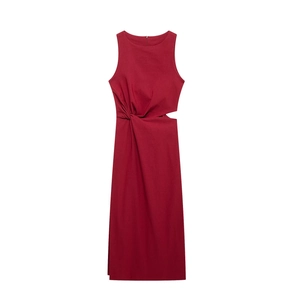 Détail de la robe midi bordeaux avec découpe élégante à la taille et nœud décoratif