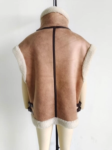 Vue détaillée du gilet en simili daim avec bordures en peau de mouton et sangles dos