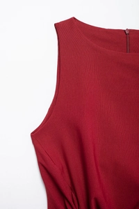 Détail macro de la robe midi rouge montrant le col rond et la fermeture éclair au dos
