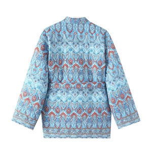 Veste matelassée réversible pour femme avec imprimé paisley et ceinture en bleu clair