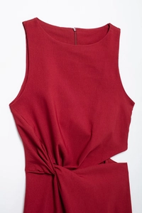 Détail de la robe midi bordeaux avec découpe à la taille et design à nœud torsadé