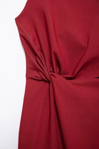 Détail du nœud à la taille et du drapé sur une robe midi élégante rouge foncé