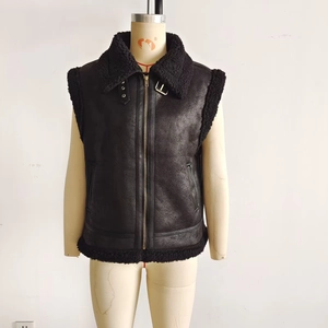 Détail du gilet en simili cuir noir avec doublure en peau de mouton et zip en métal