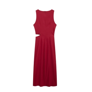 Détail d'une robe moulante bordeaux avec découpe à la taille et design sans manches