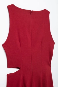 Détail de la robe bordeaux avec fermeture éclair invisible et découpe à la taille