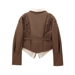 Rückansicht der braunen Wildlederjacke mit weißem Fleece-Futter und Schnürungsdetails