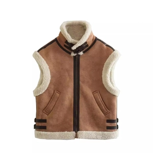 Gilet pour femmes en faux daim marron avec doublure polaire blanche et col à boucle