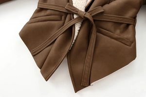 Detailansicht der dunkelbraunen Wildlederjacke mit Lammfellfutter und Taillengürtel