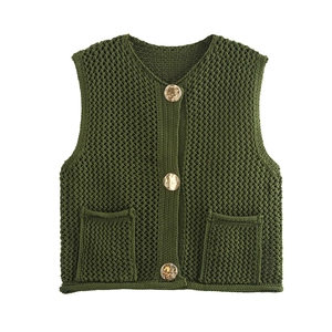 Chaleco de punto grueso verde oscuro para mujer con botones dorados y tejido calado