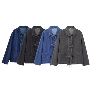 Détail de chemises en jean en quatre couleurs avec fermeture à nouer et poches plaquées