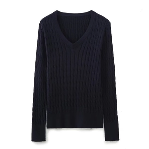 Pull en maille torsadée bleu marine à col en V avec manches longues sur fond blanc