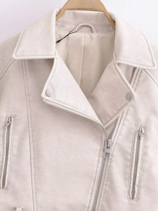 Détail du blouson motard en simili cuir crème avec texture grainée et fermetures éclair
