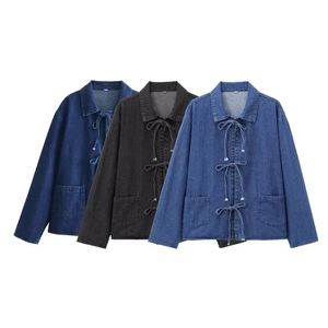 Trois couleurs de chemises en jean avec lacets, cols à revers et poches plaquées