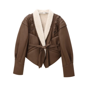 Damenjacke aus braunem Wildlederimitat mit Fleece-Futter und Bindegürtel-Detail