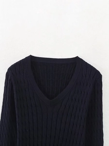 Détail du col en V et de la maille torsadée sur ce pull d'hiver bleu marine pour femme