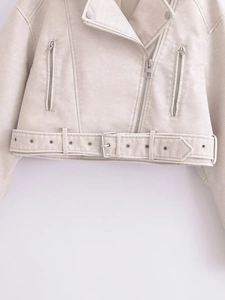 Détails de la veste de motard en similicuir avec zips et ceinture à boucle réglable