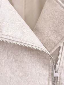 Gros plan de la veste de motard en simili cuir blanc avec texture grainée et zip en métal