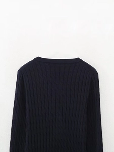 Détail d'un pull en maille torsadée bleu marine avec motif de tricot vertical texturé