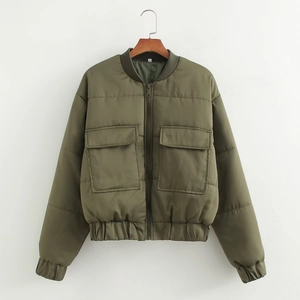 Detail der armygrünen Bomberjacke mit zwei Pattentaschen und Rippbündchen