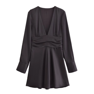 Elegantes anthrazitgraues Satin-Minikleid mit V-Ausschnitt, langen Ärmeln und Taillenplissee