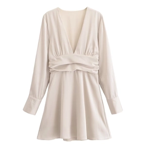 Elegantes champagnerfarbenes Satin-Kleid mit V-Ausschnitt, Laternenärmeln und Taillenraffung