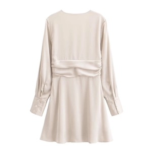 Elegantes Satin-Minikleid in Champagner mit V-Ausschnitt, Langarm und Taillenfalten