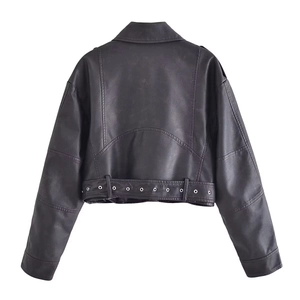 Vue détaillée du dos d'une veste courte en similicuir noir avec ceinture décorative