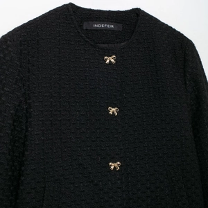 Veste en tweed noir pour femme avec boutons nœuds dorés et col rond, vue à plat