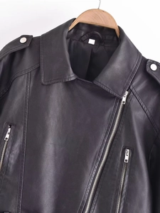 Détail du blouson motard en similicuir noir avec fermetures éclair argentées