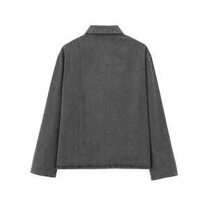 Vue arrière détaillée d'une chemise en jean délavé gris anthracite avec col classique chic